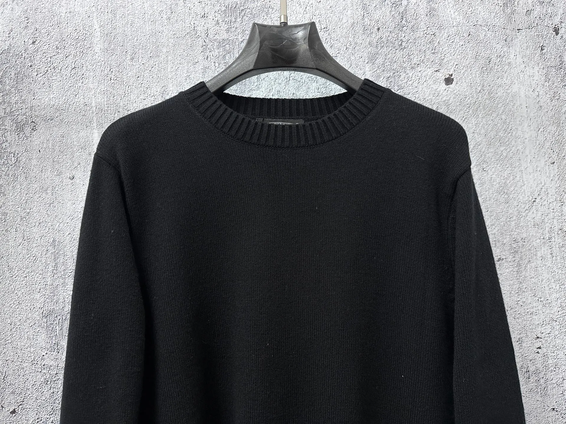 ￼ P250 【Chrome Hearts】Chrome Hearts' new cross-knitted jacquard appliquéd crew neck sweater. Contains 20% wool. The item is made of custom-dyed and custom-spun yarn and purchased from the original version. A full set of customized accessories. Details determine success or failure. A new model for autumn and winter. It is soft and delicate and does not tie the body. The upper body effect is very nice. Loose fit. Same style for men and women. Color: White Black Size: S-L